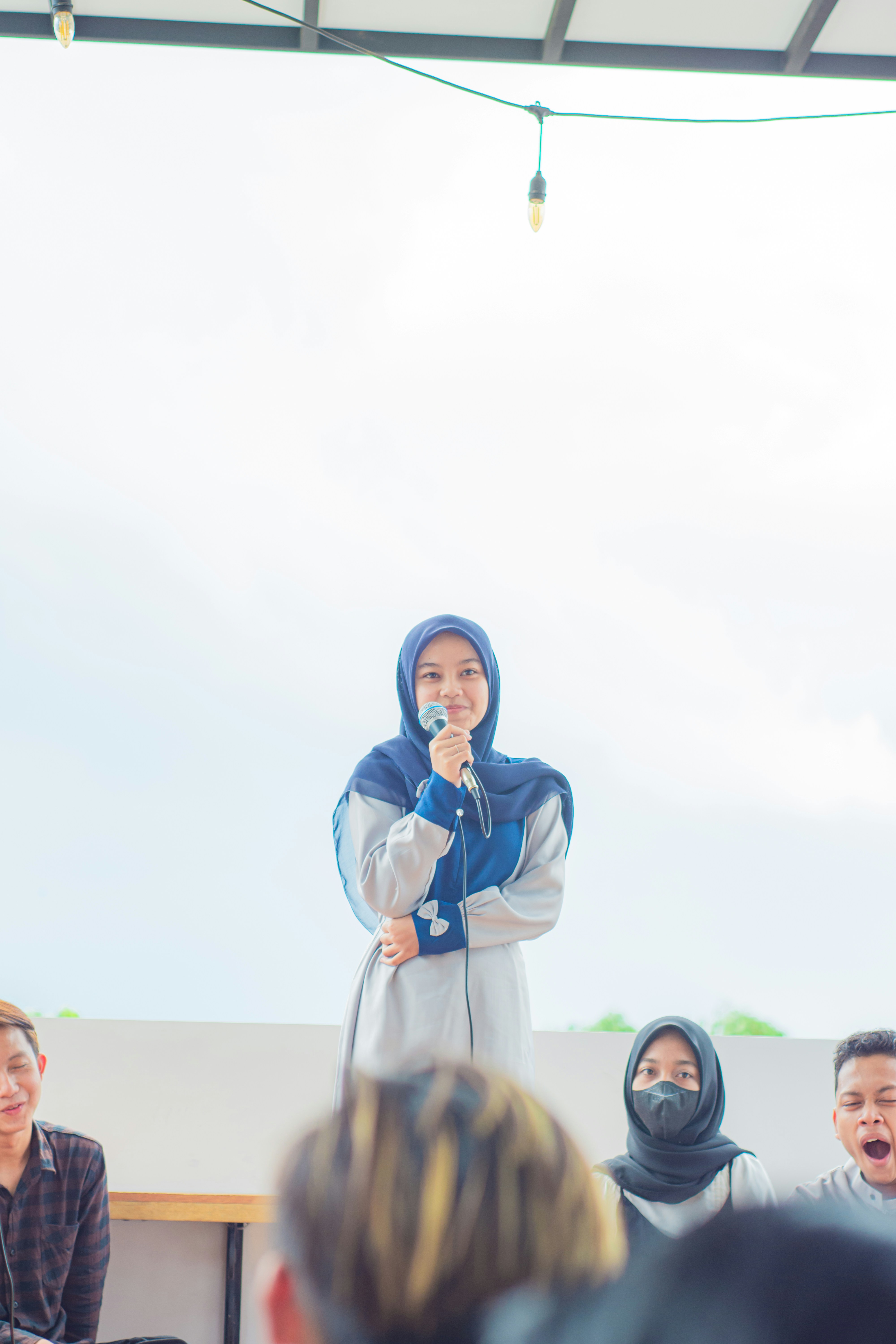 Anak tampil percaya diri di atas panggung