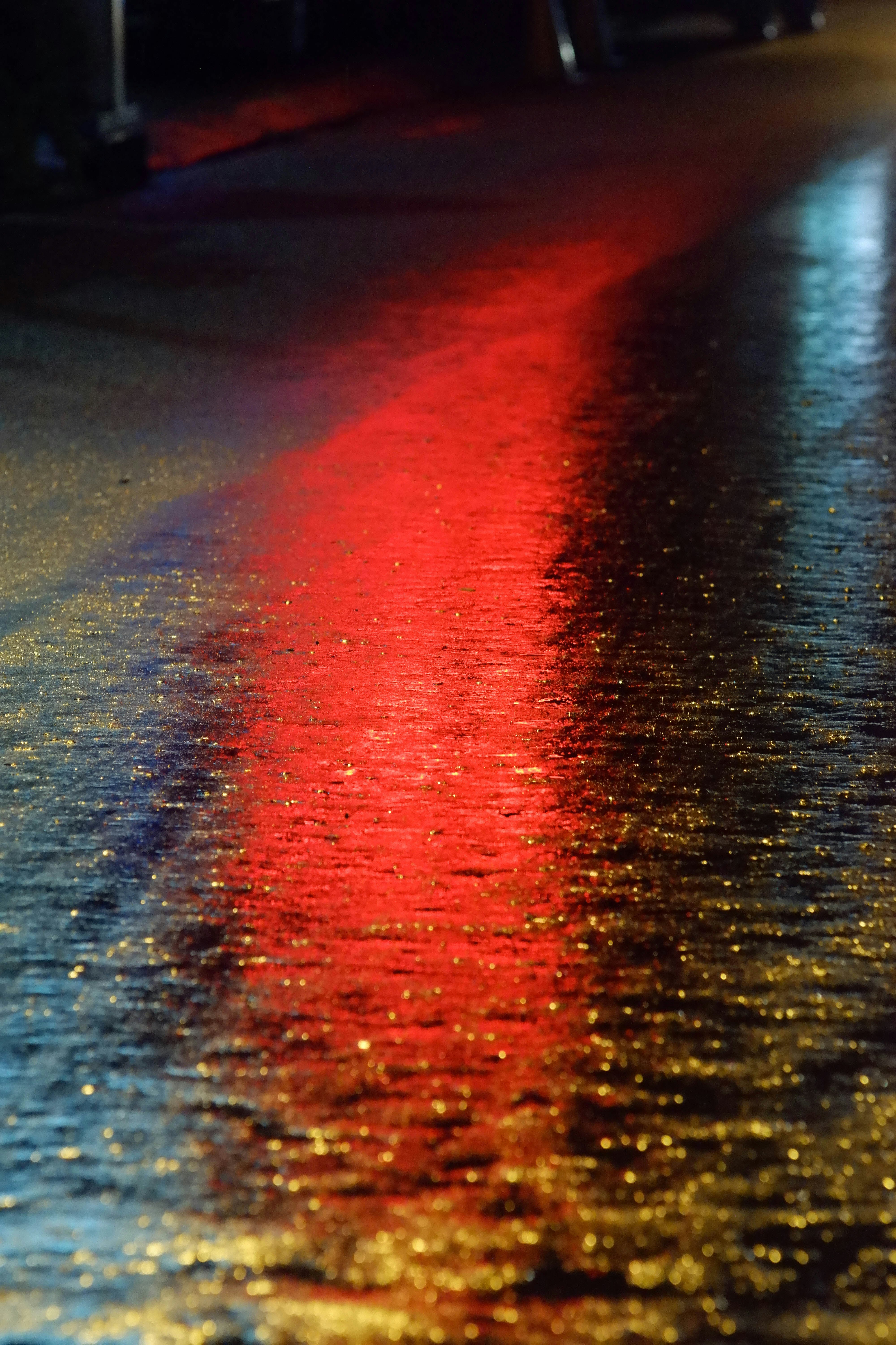 il riflesso di un lampione nell'acqua