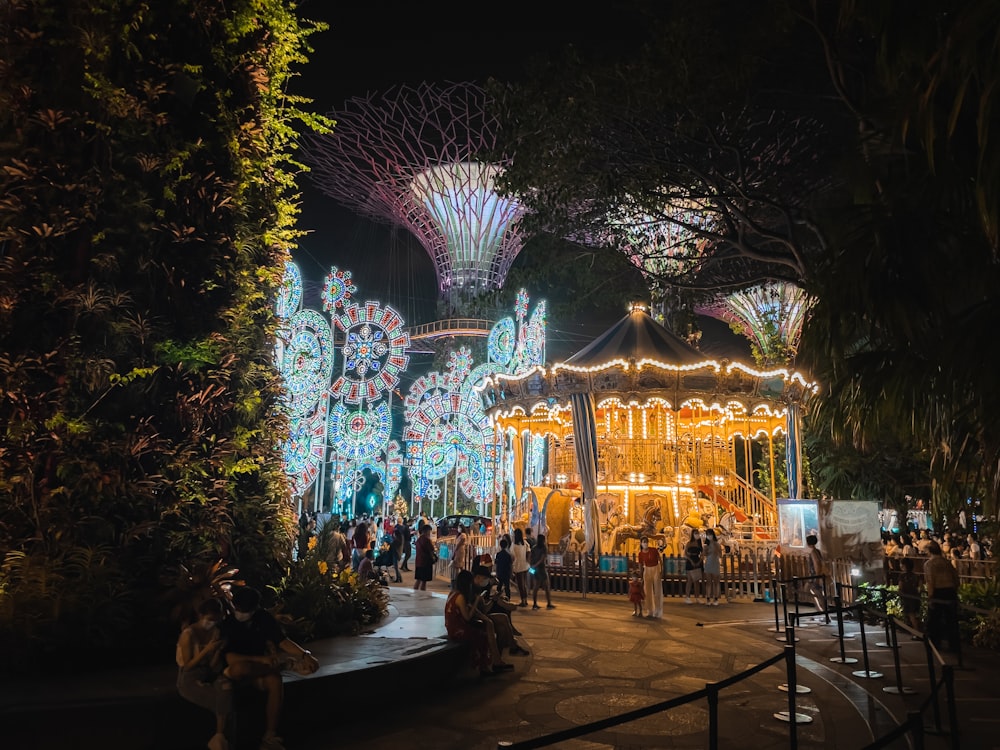 Un tiovivo por la noche con luces y decoraciones