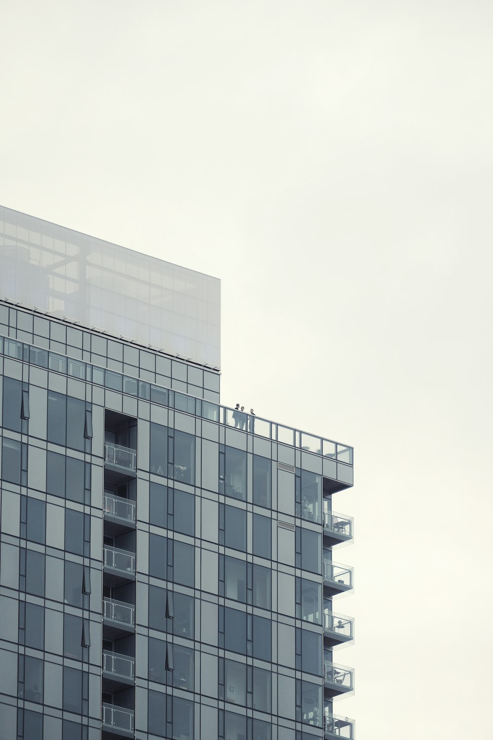 Un avión volando en el cielo sobre un edificio alto