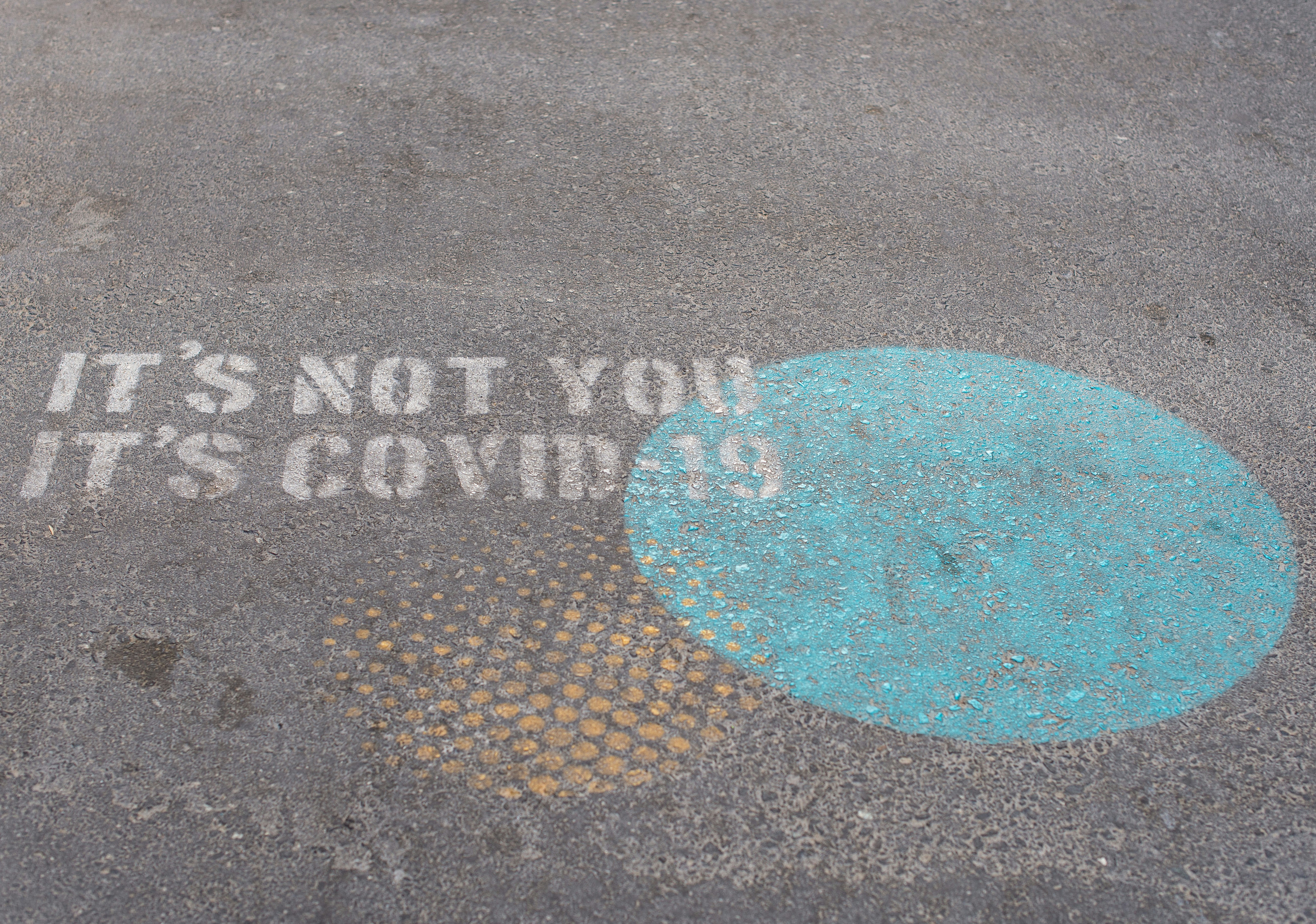 Ce n’est pas toi c’est une couverture peinte sur le sol