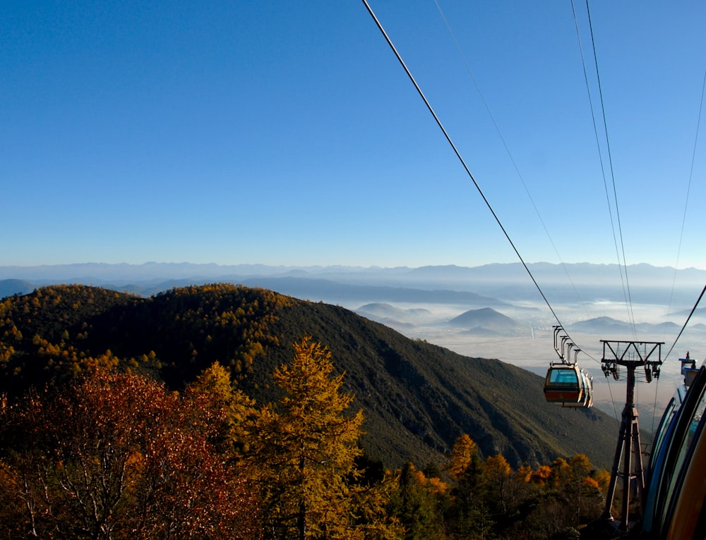 eine Seilbahn, die einen Berghang hinauffährt