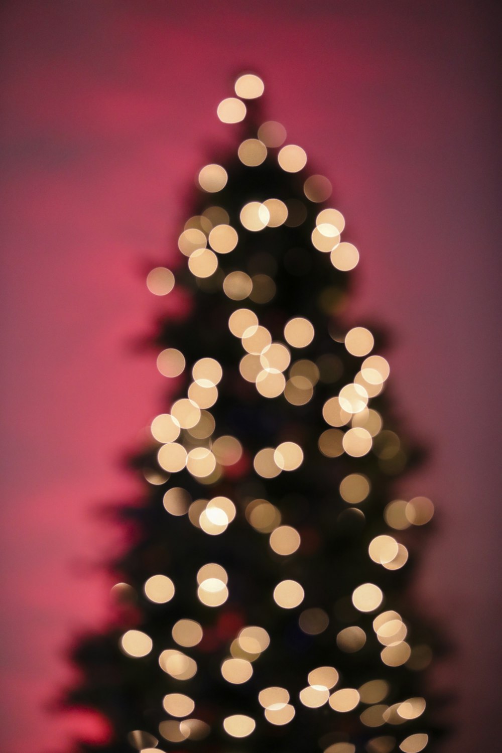 Ein verschwommenes Foto eines beleuchteten Weihnachtsbaums