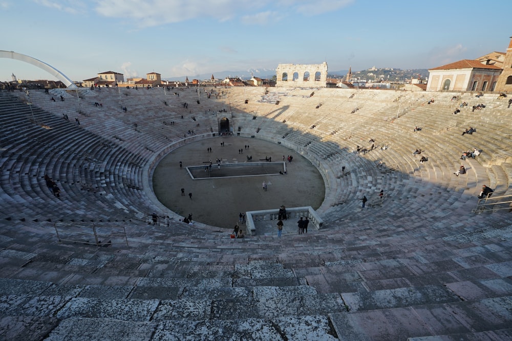 Une vue d’un amphit romain avec un court de tennis au milieu