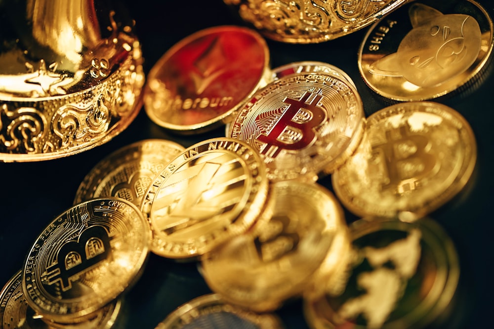 Ein Haufen Bitcoins, der auf einem Tisch liegt