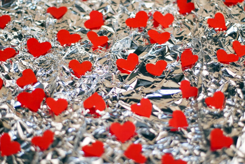 Un montón de corazones rojos sentados encima de papel de aluminio