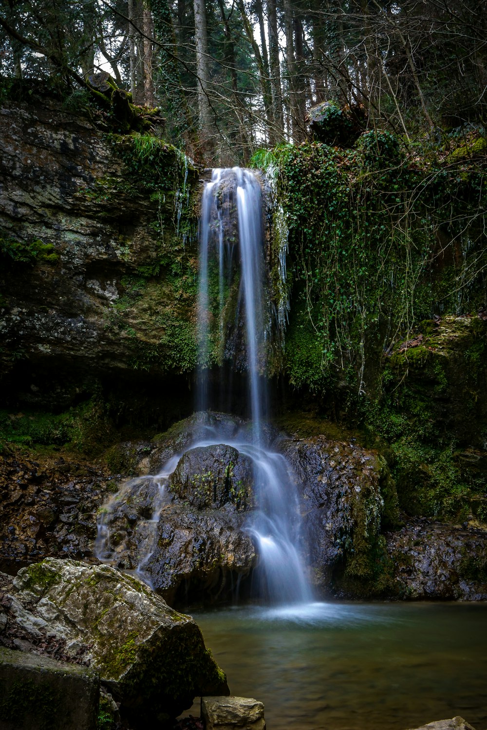 Ein kleiner Wasserfall mitten im Wald