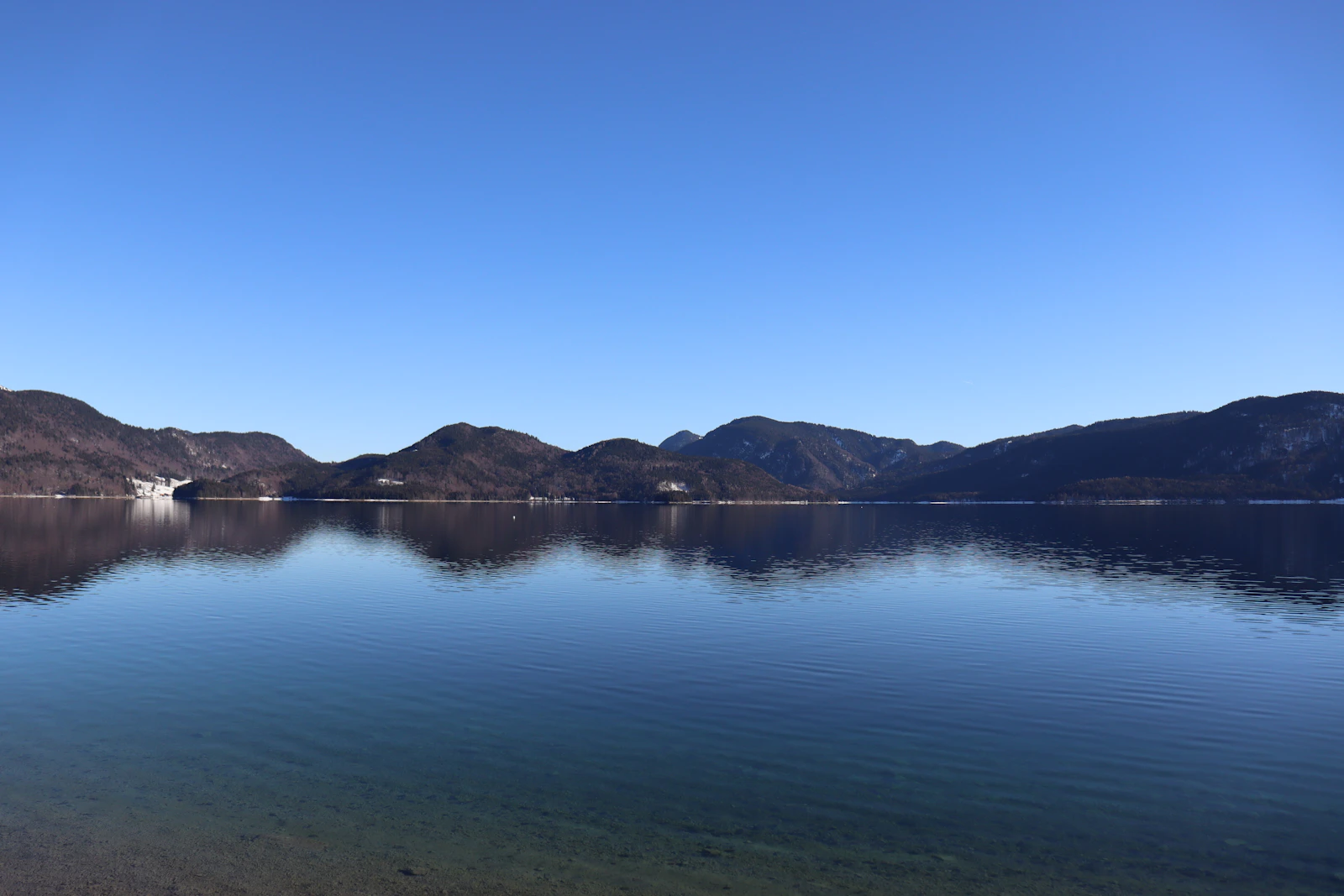Alpensee mit Bergkulisse in Oberbayern