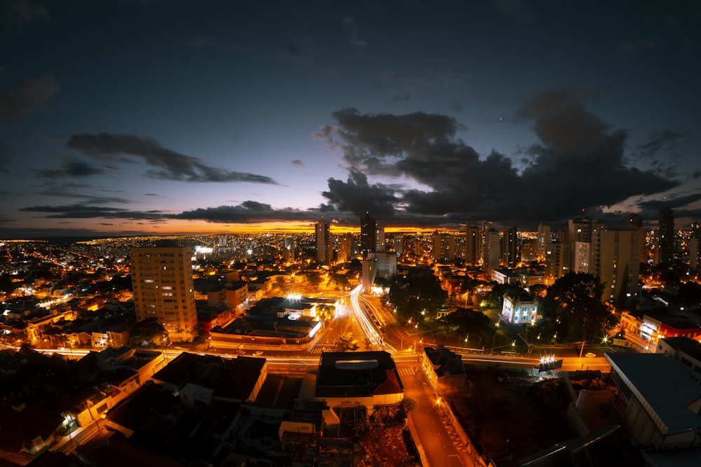 Ein Blick auf eine Stadt bei Nacht von der Spitze eines Gebäudes