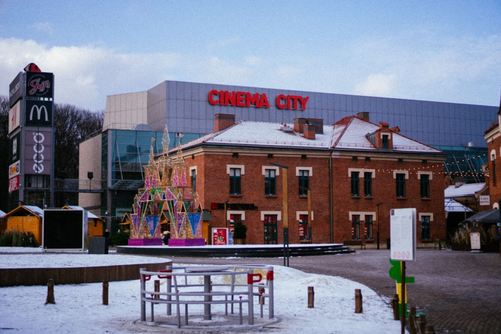 Ein Gebäude mit einem Schild mit der Aufschrift Cinema City