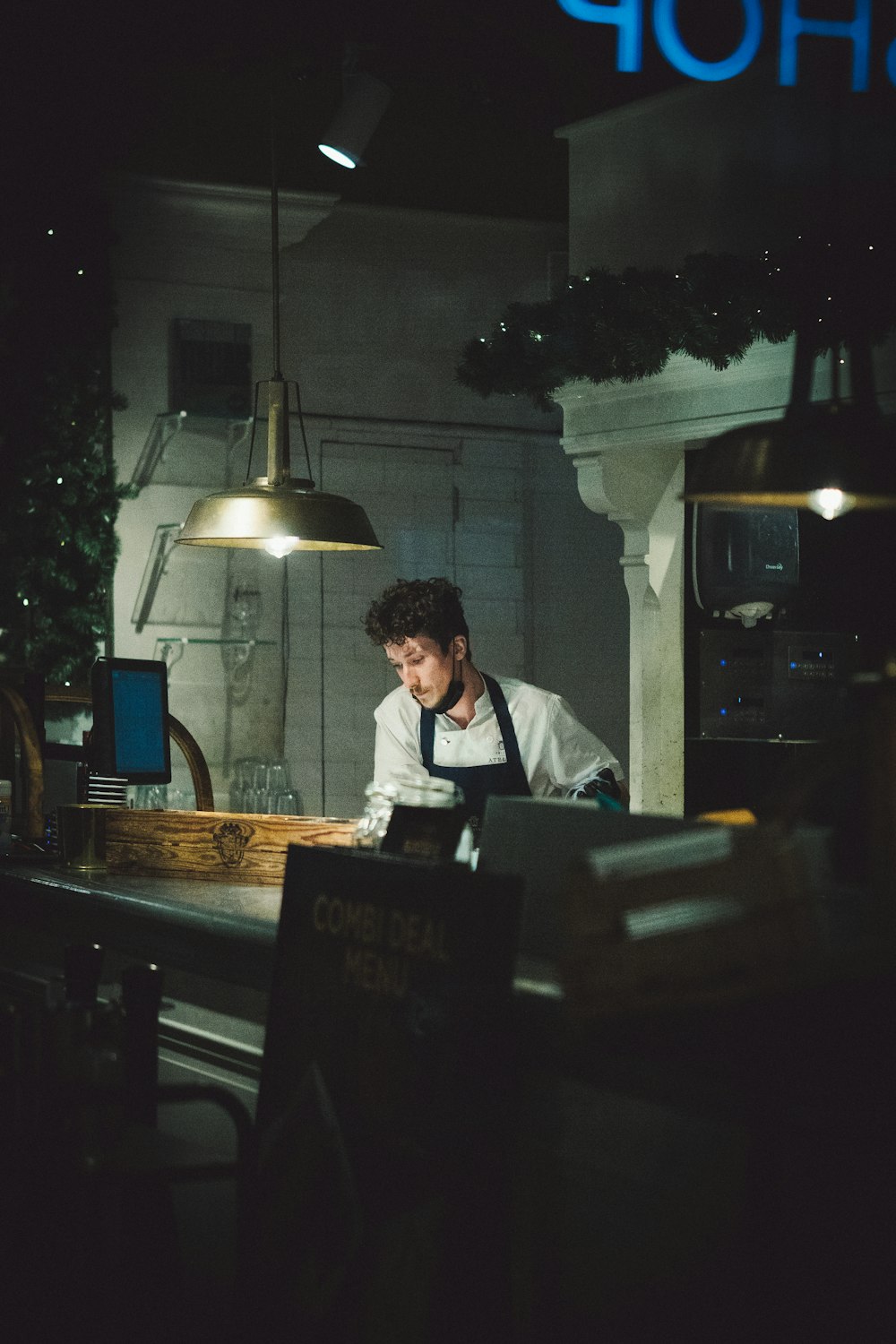 Un homme travaillant au comptoir d’un magasin