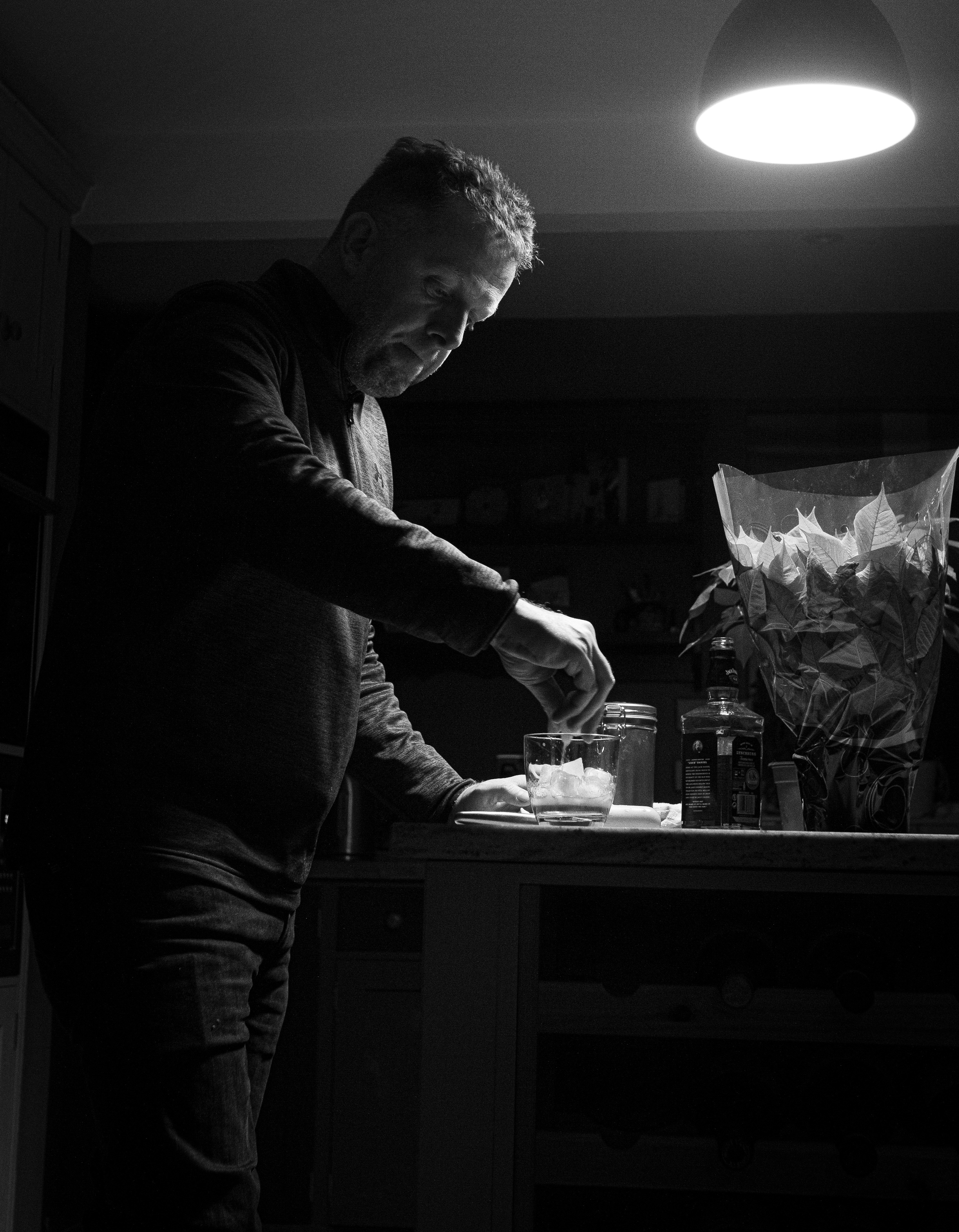 Un homme debout dans une cuisine préparant de la nourriture