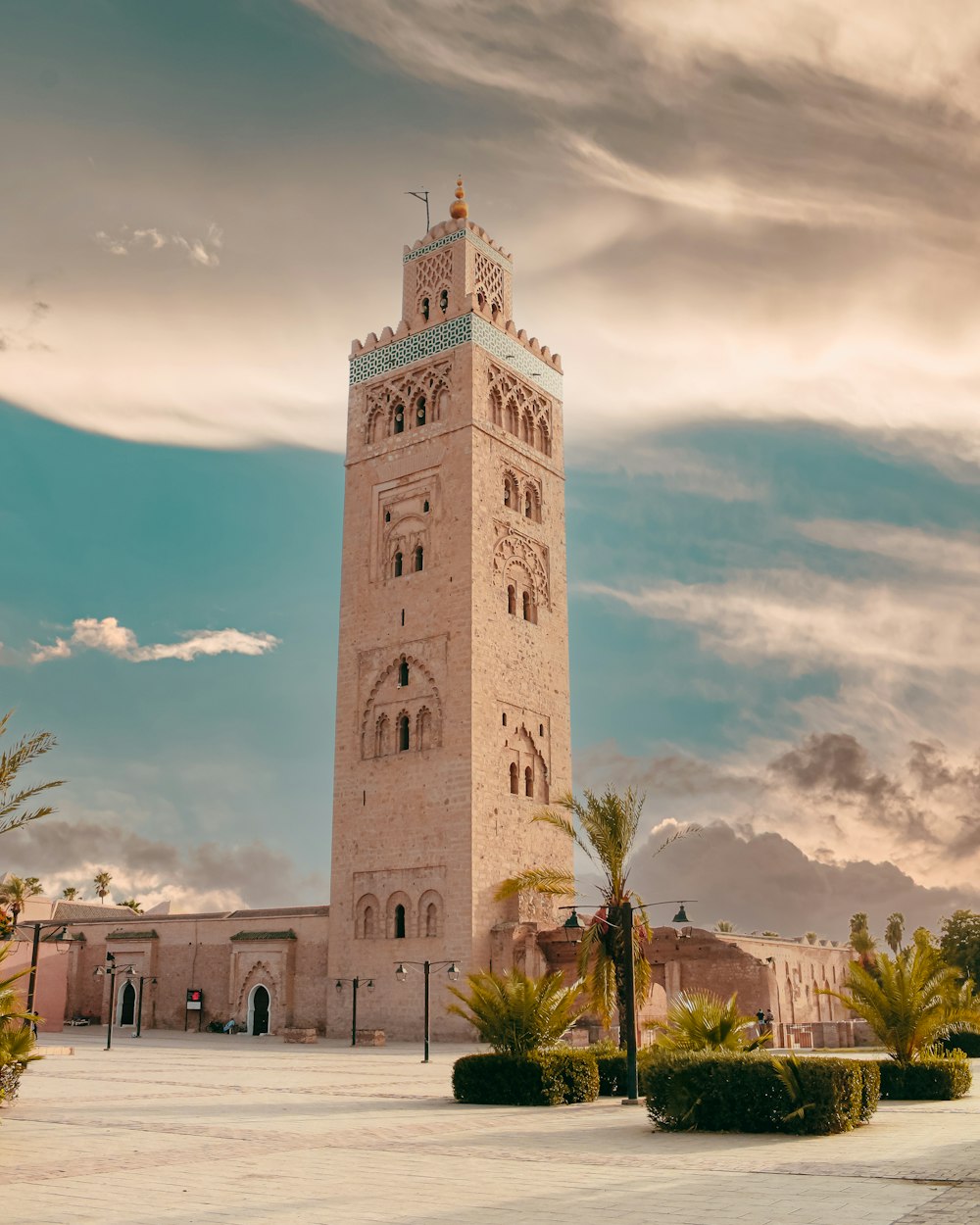 un'alta torre con un orologio in cima