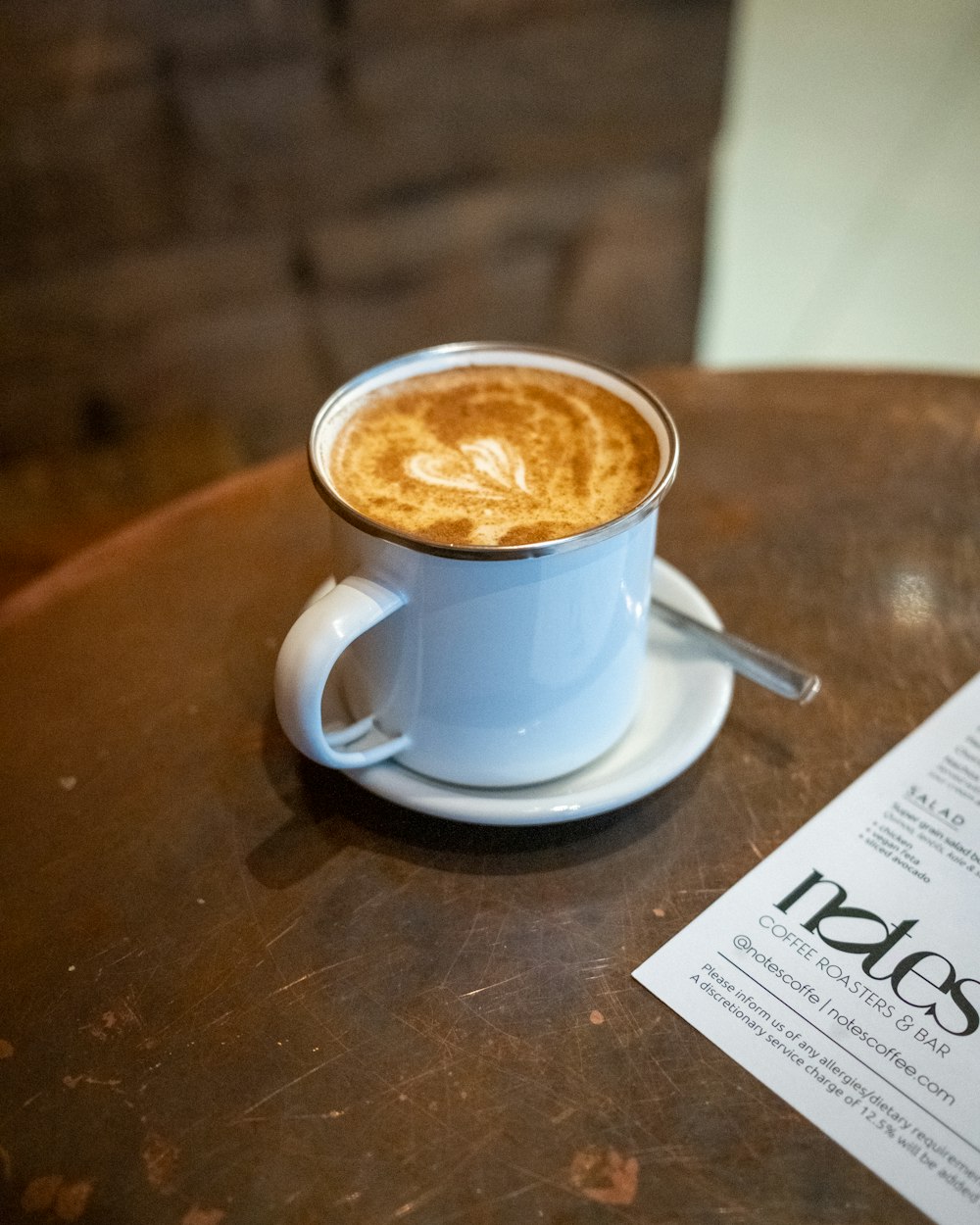 une tasse de café posée sur une table en bois