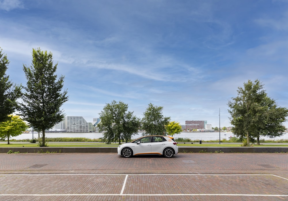 ein weißes Auto auf einem Parkplatz geparkt