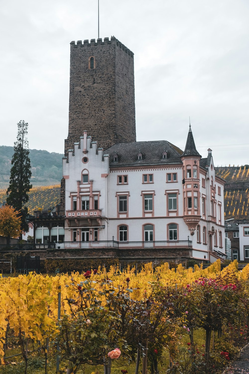 Un grand bâtiment blanc avec une haute tour