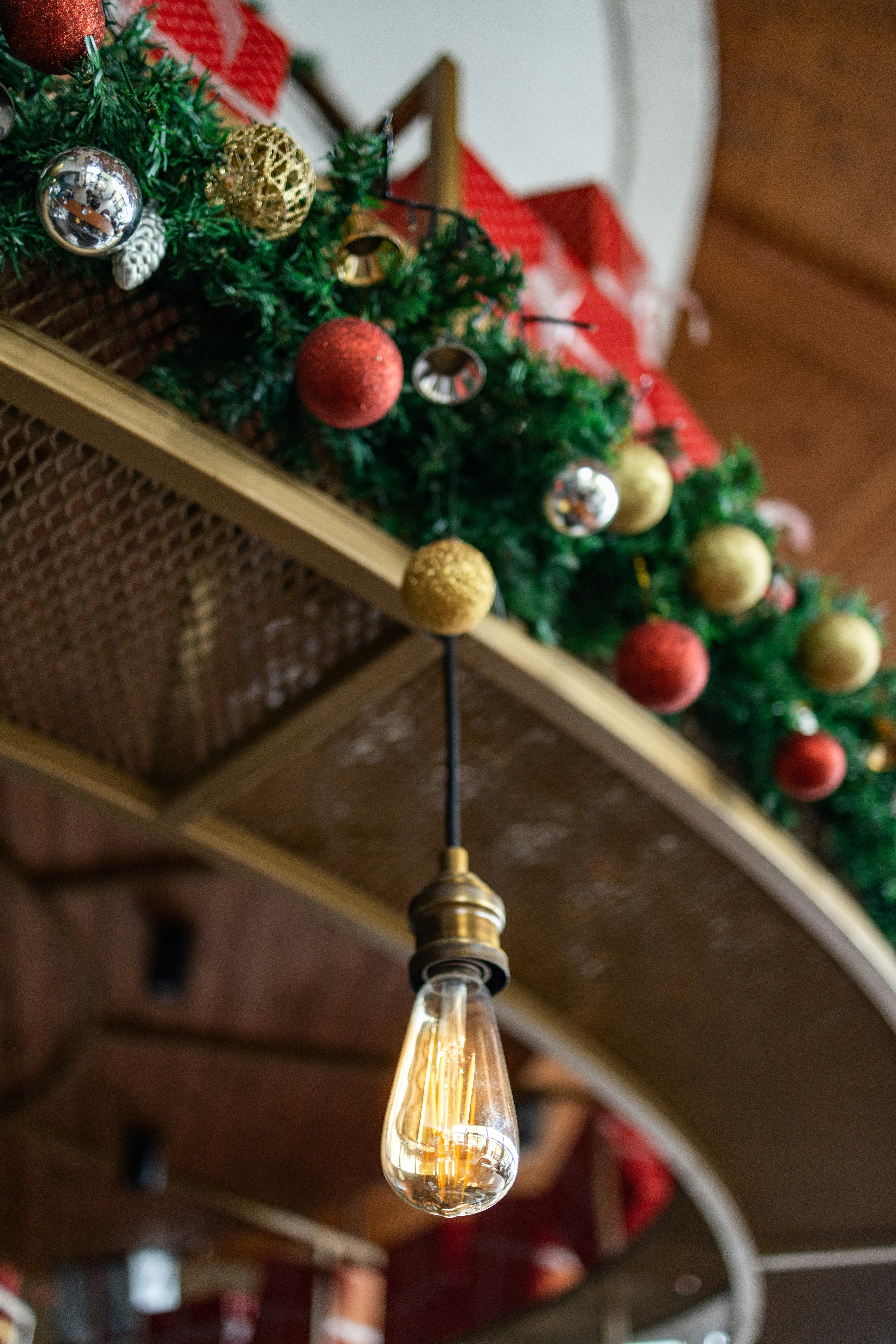 A light bulb hanging from the ceiling of a restaurant photo Free Usa