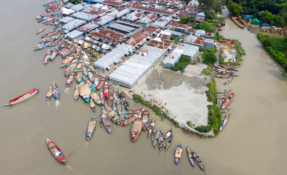 Un grande gruppo di barche galleggianti sulla cima di un fiume