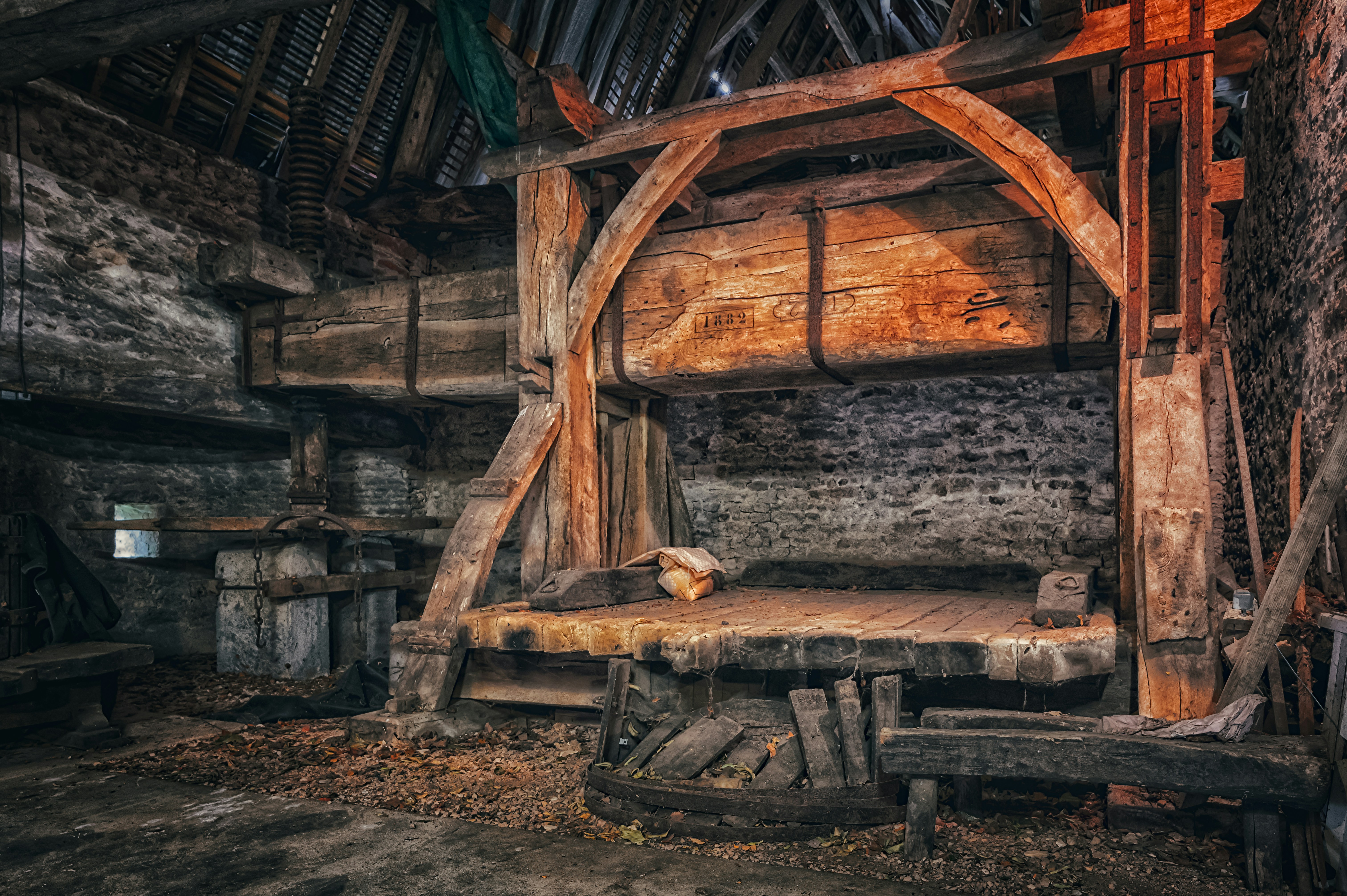 An old wooden bed in a rustic cabin photo – Free Wood Image on Unsplash, image size:3000x1996