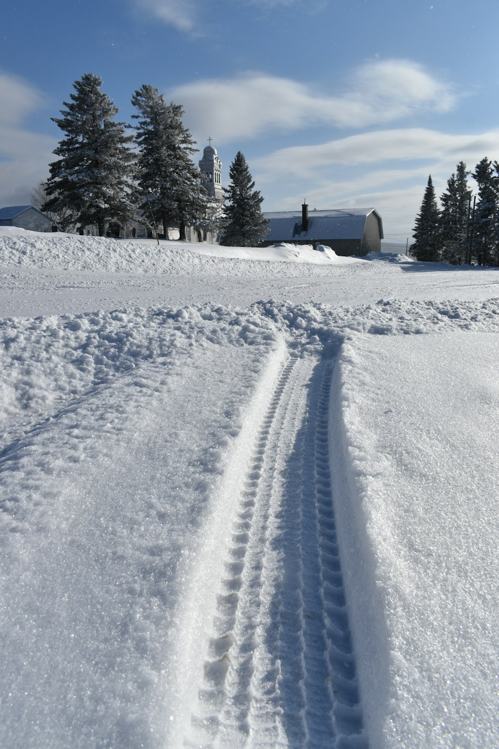 ein schneebedecktes Feld mit Spuren im Schnee
