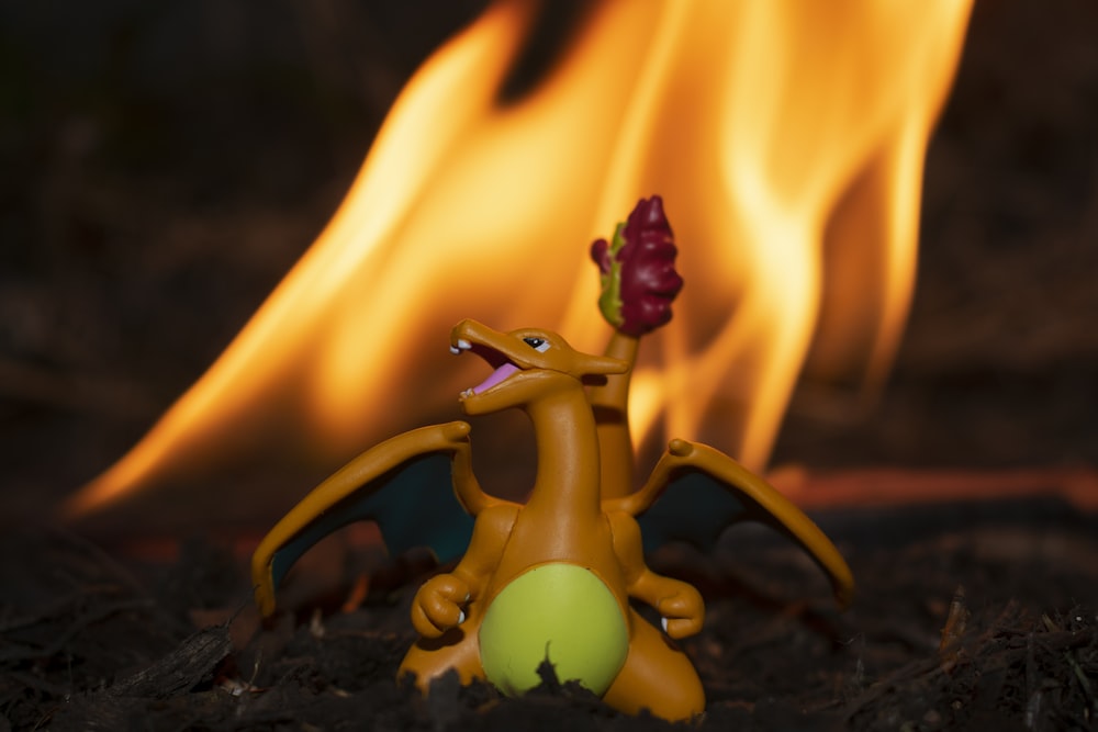 Ein gelbes Spielzeug sitzt vor einem Feuer