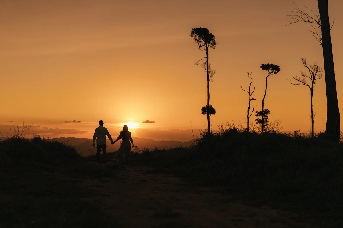 Dos personas cogidas de la mano al atardecer: acompa&ntilde;amiento oncol&oacute;gico