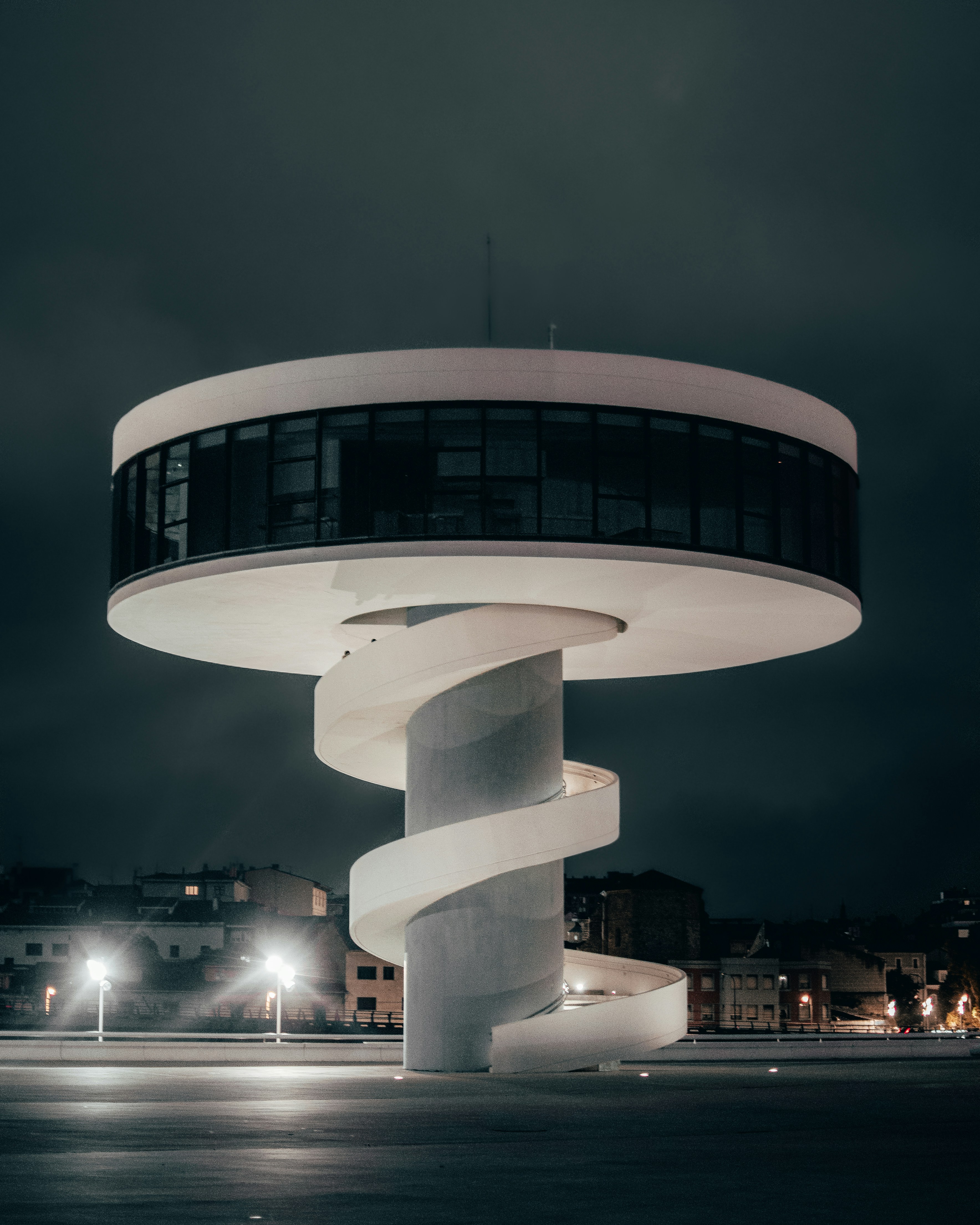 Centro Cultural Internacional Óscar Niemeyer en Avilés por la noche.