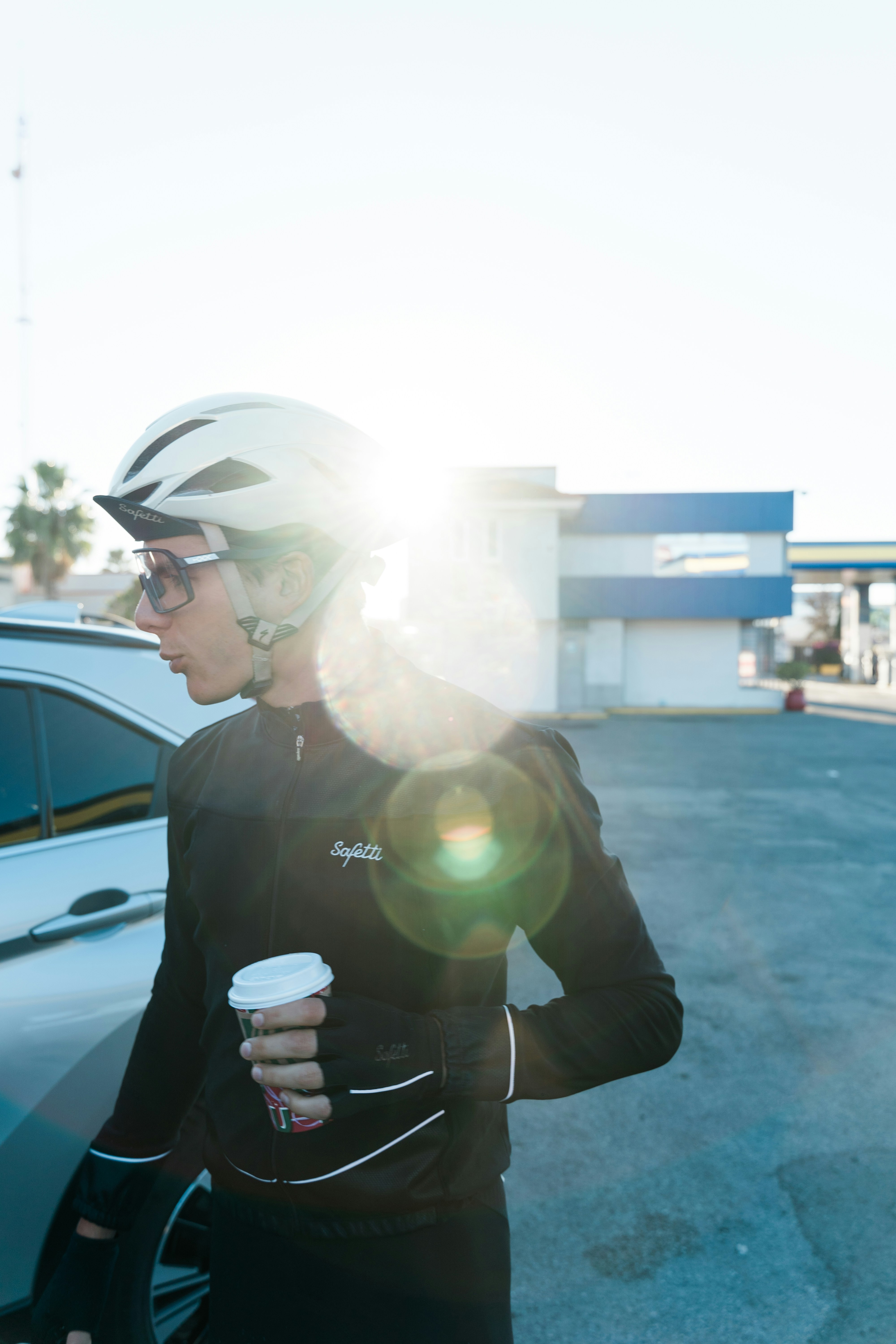uma mulher usando um capacete e segurando uma xícara de café