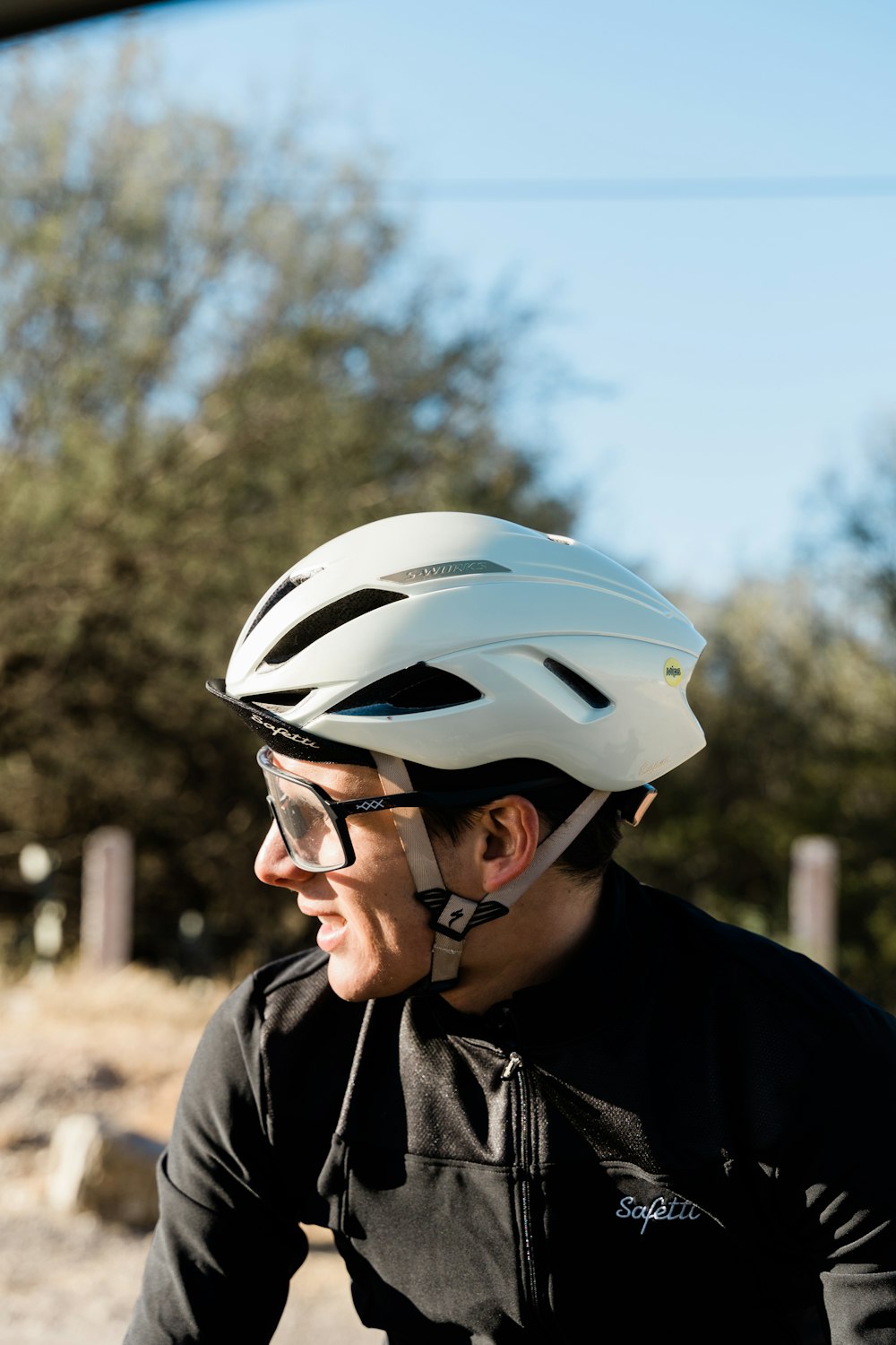 Un uomo in sella a una bicicletta che indossa un casco