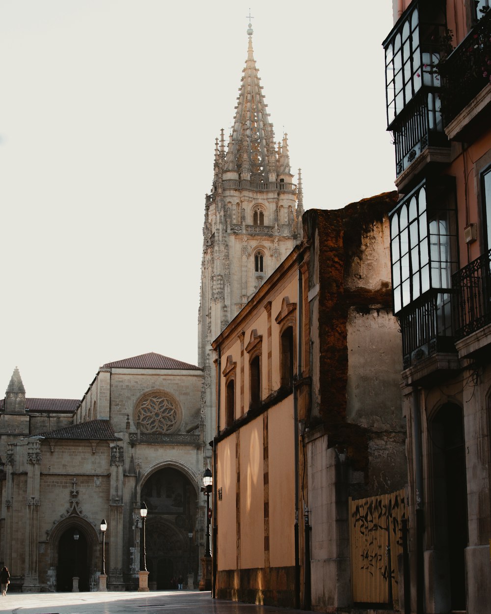 uma grande catedral que se eleva sobre uma rua da cidade
