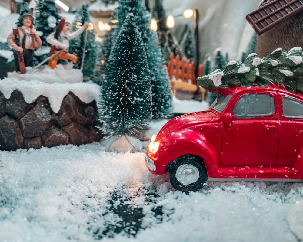 Ein Spielzeugauto mit einem Weihnachtsbaum darauf