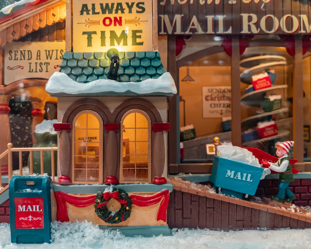 Un magasin de jouets avec un présentoir de Noël devant lui