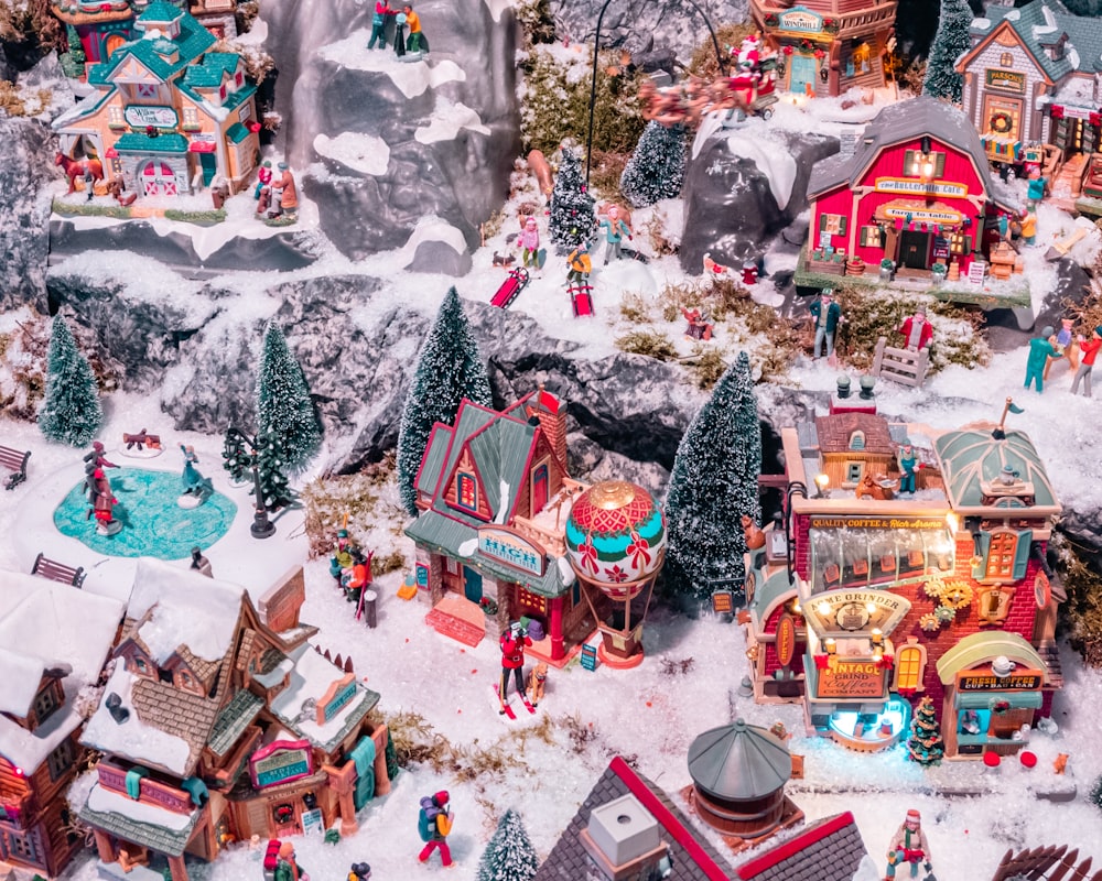 Un village de Noël avec beaucoup de maisons et d’arbres