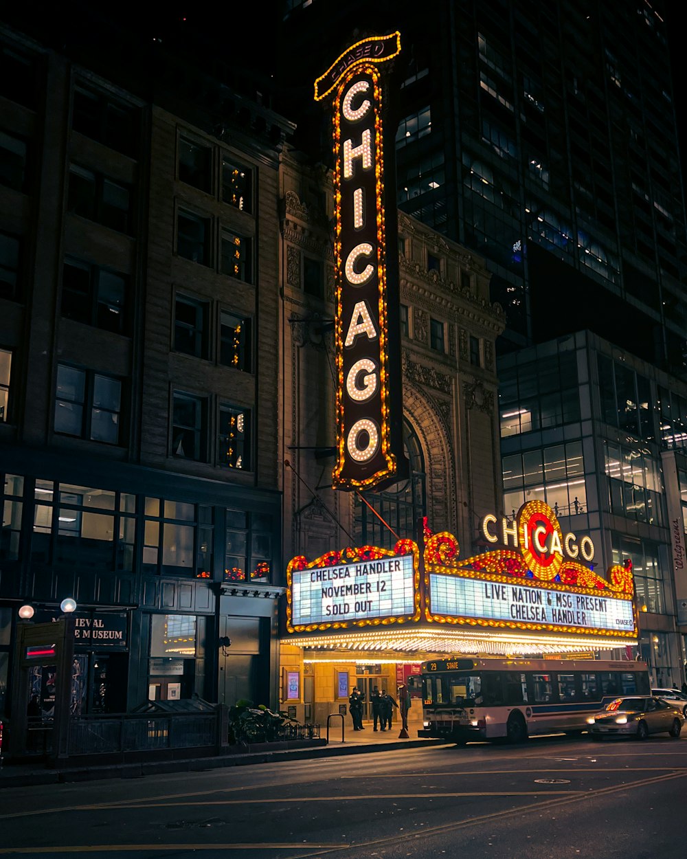 Das Chicago Theatre Partyzelt ist nachts beleuchtet