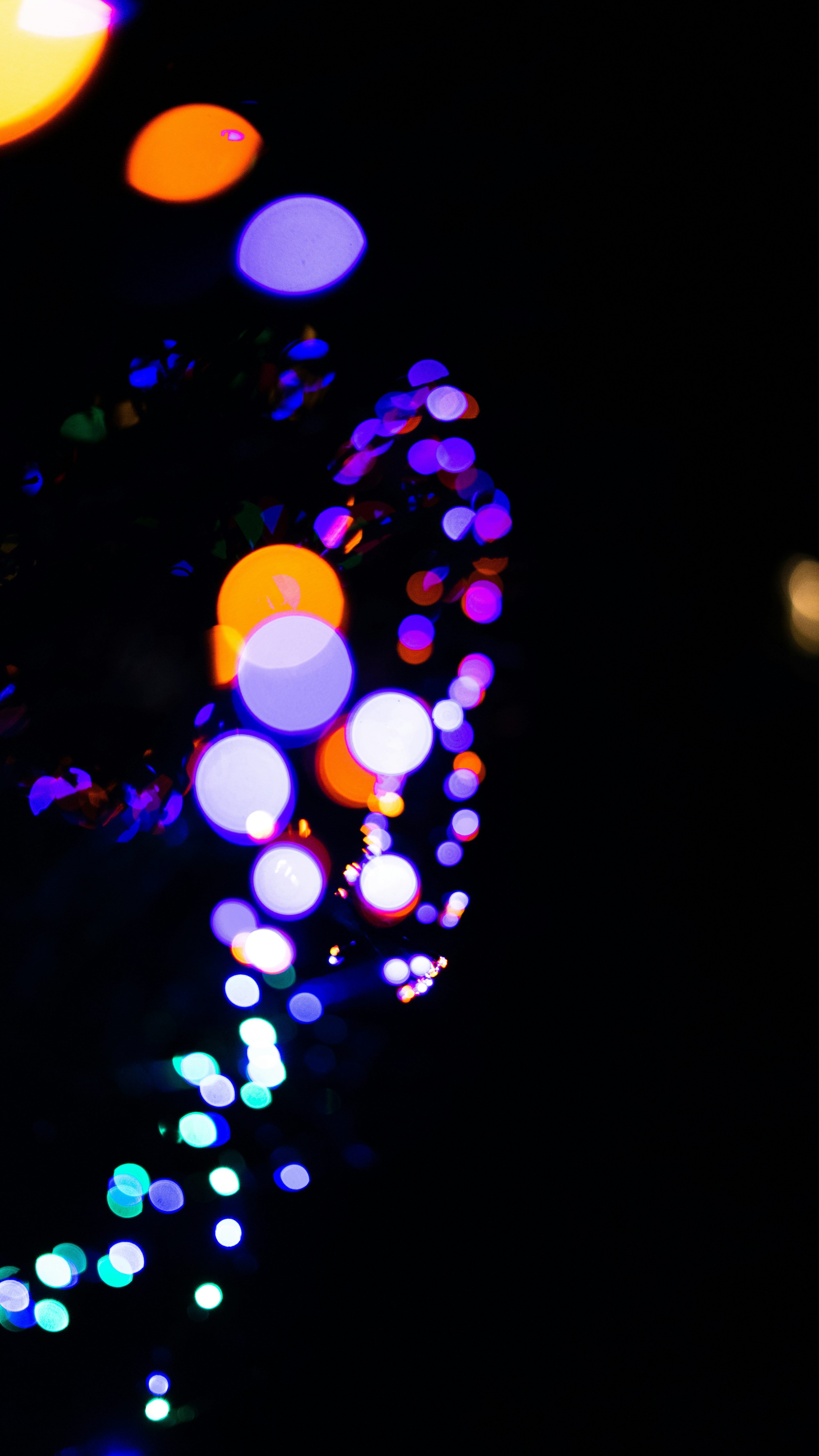 a bunch of lights that are in the dark