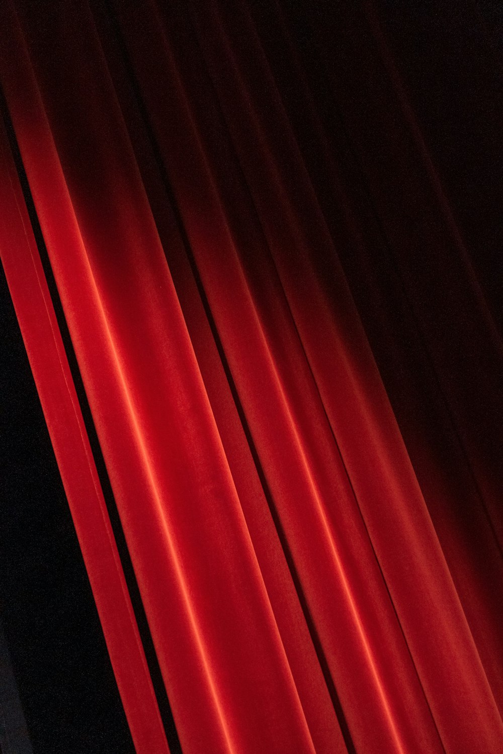 Una cortina roja con fondo negro