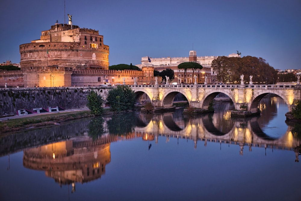 un ponte su uno specchio d'acqua