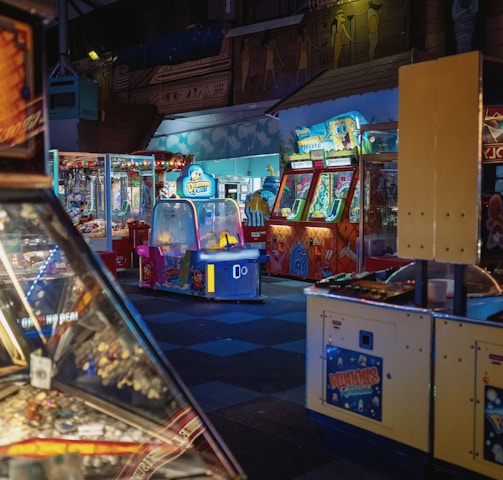 a row of pinball machines sitting next to each other