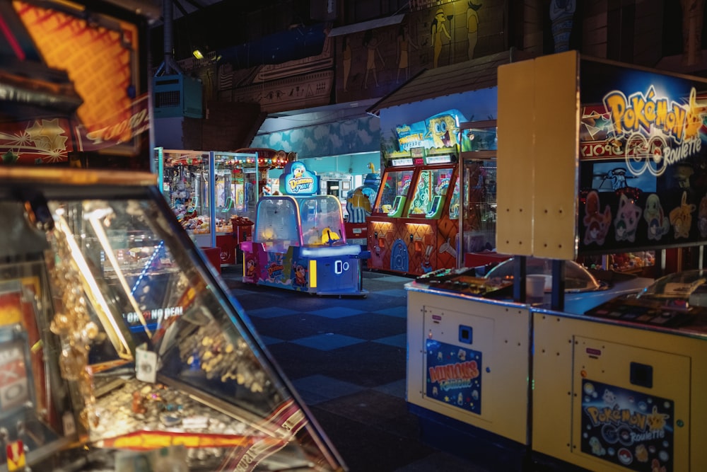 uma fileira de máquinas de pinball sentadas uma ao lado da outra