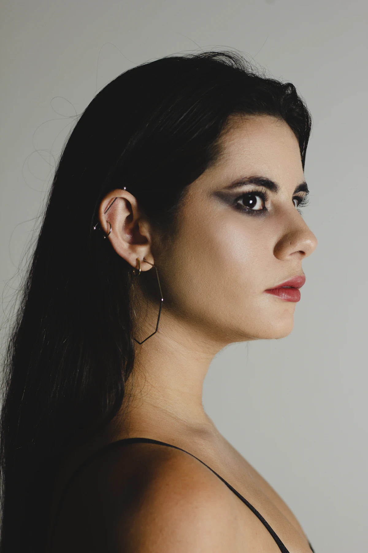 Femme avec piercing hélix et boucle d'oreille en argent et diamant
