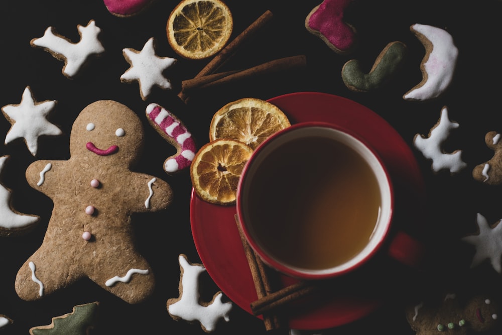 una taza de té y algunas galletas en una mesa