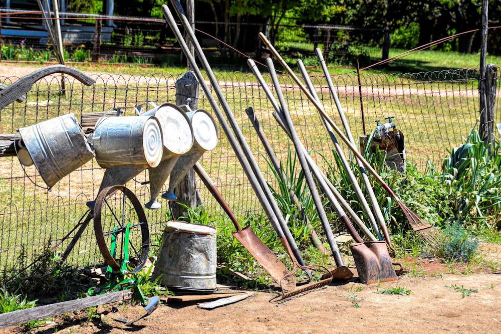 Una bomba de agua anticuada sentada junto a una cerca