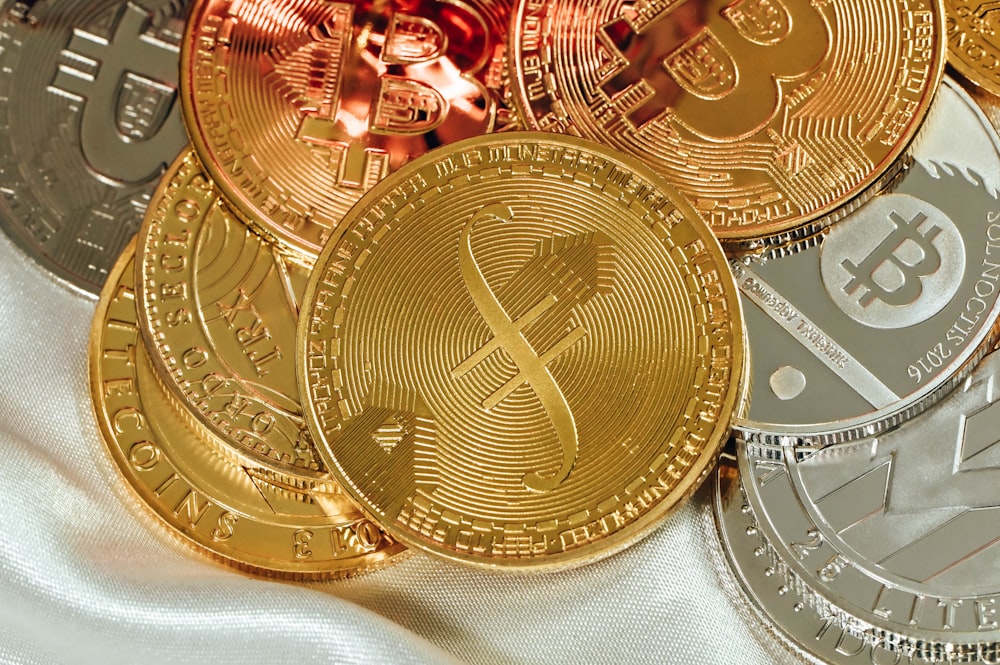 Una pila de bitcoins sentados encima de una tela blanca