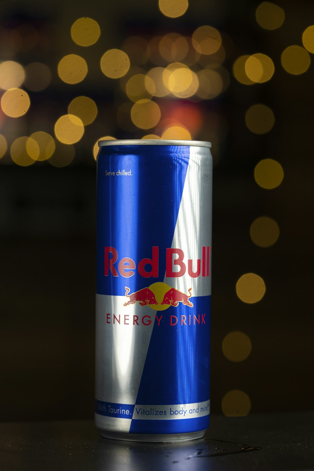 Una lattina di bevanda energetica Red Bull seduta su un tavolo