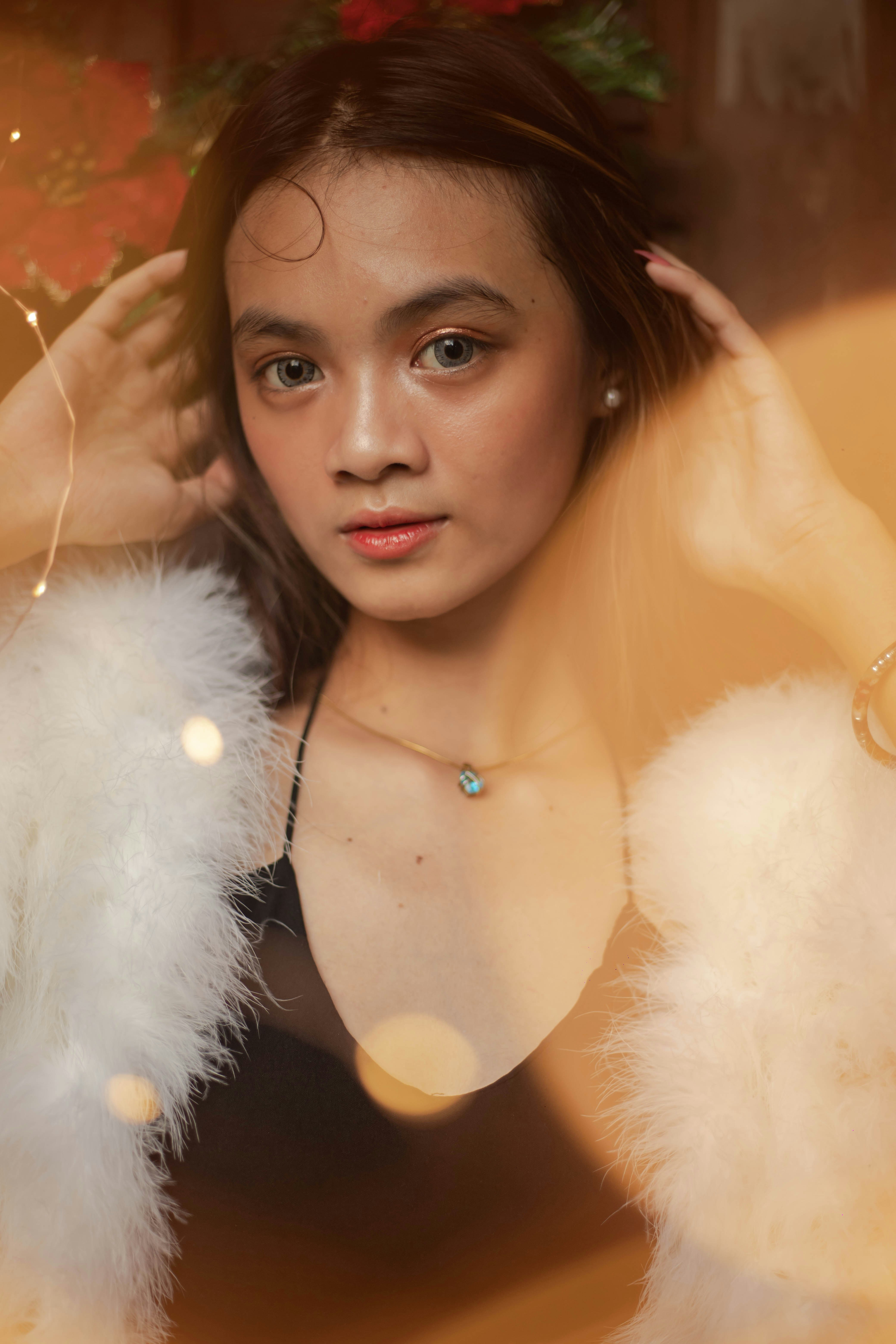 Une femme en robe noire pose pour une photo