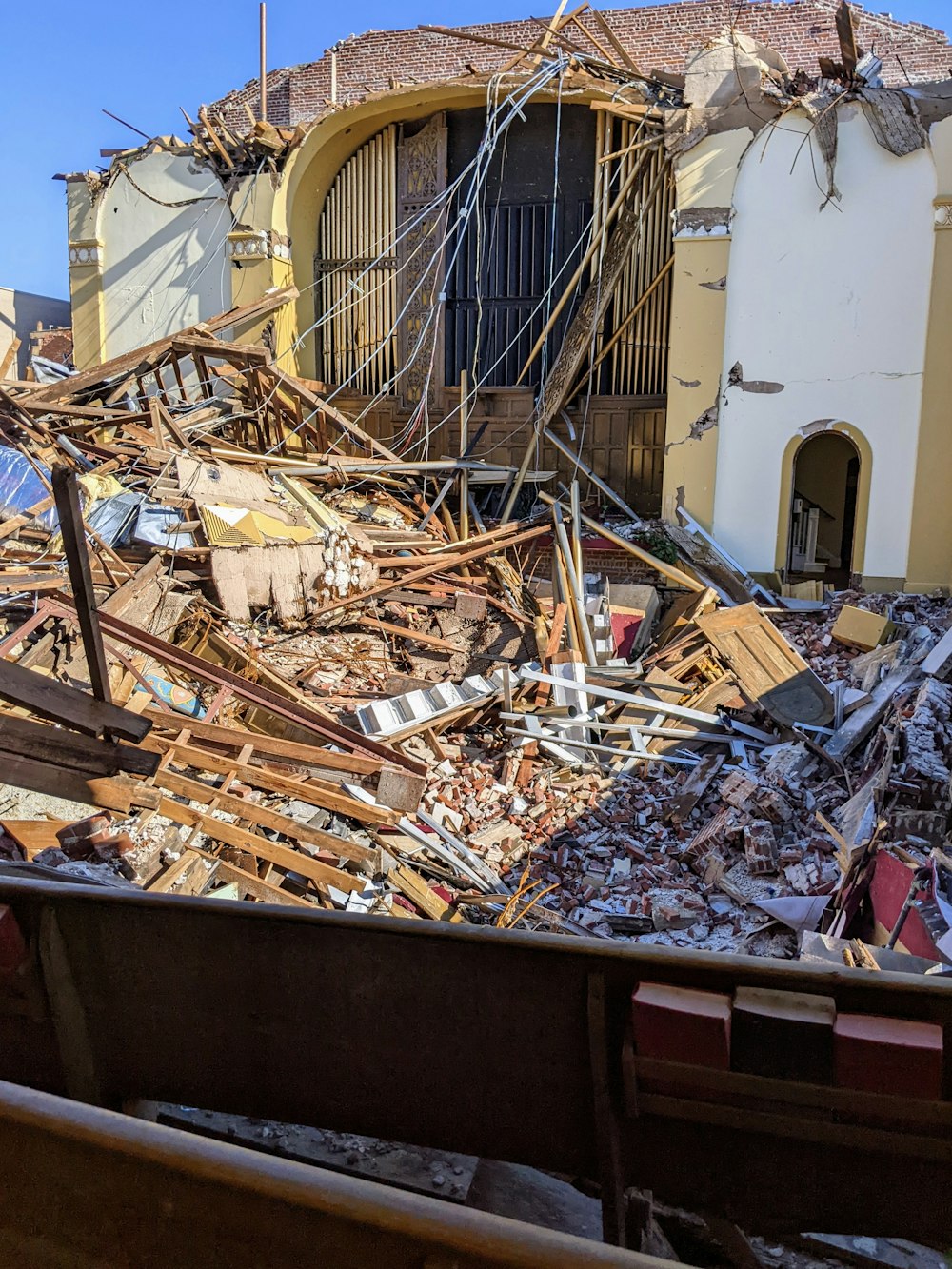 uma grande pilha de escombros sentada em frente a um edifício