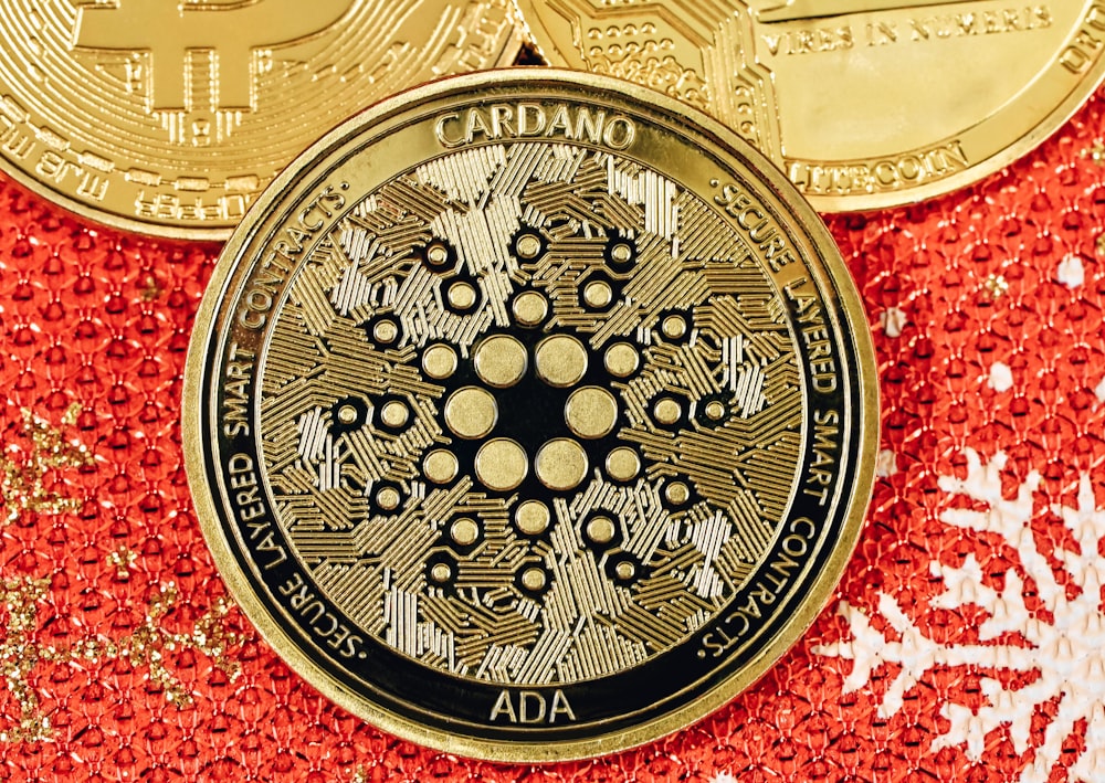 Un bitcoin seduto sopra uno sfondo rosso e oro