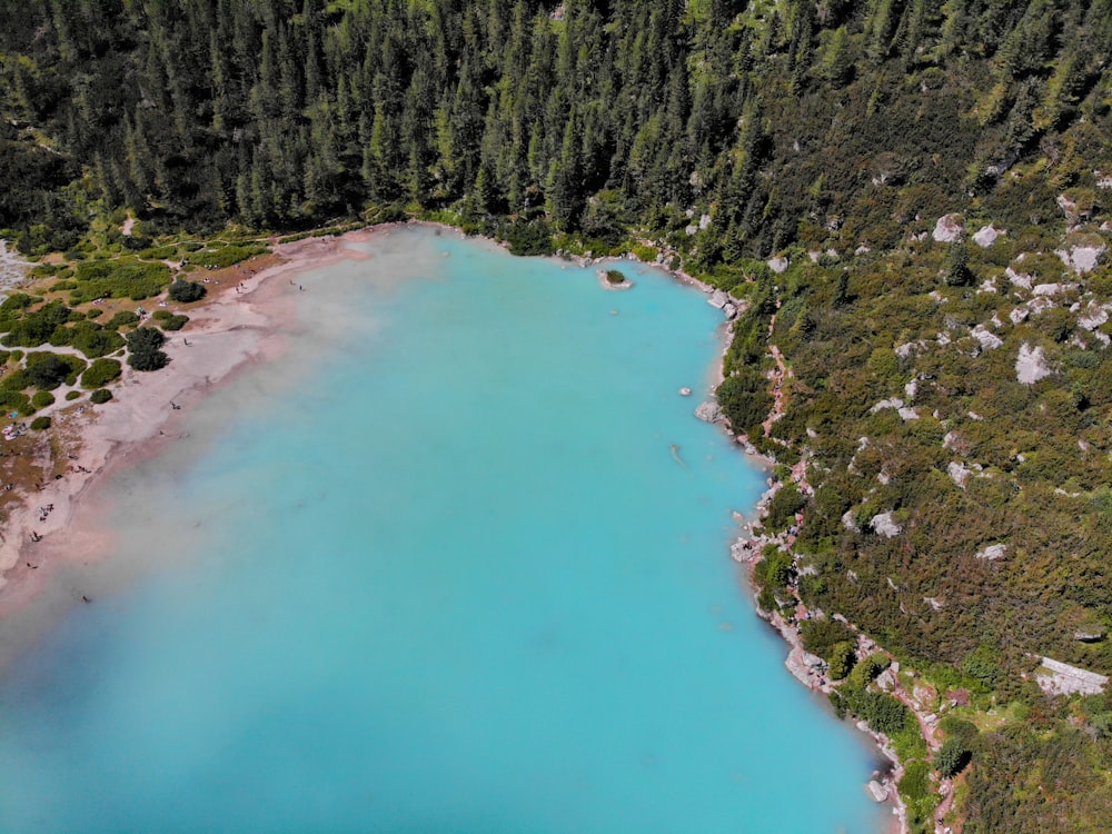 uma vista aérea de um lago azul cercado por árvores
