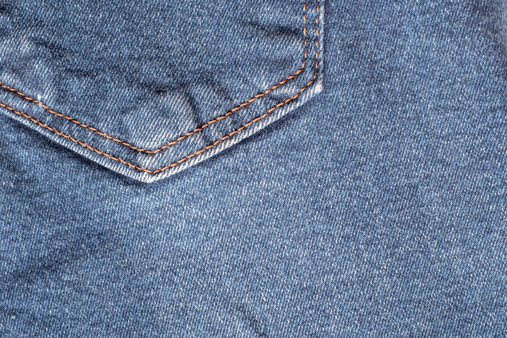 um close up de um par de jeans azuis