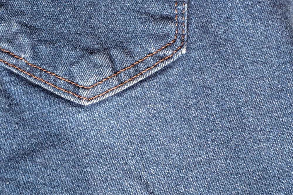 un gros plan d’une paire de jeans bleus